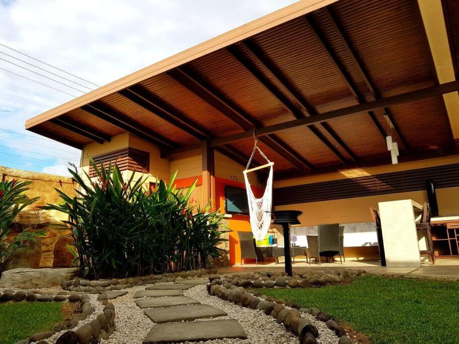 Elegant Villa In La Fortuna With Spacious Backyard Plus Very Private Pool & Parking Exterior foto