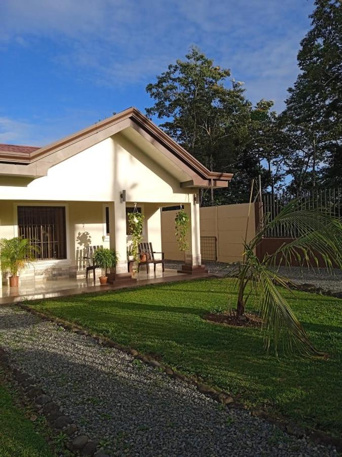 Elegant Villa In La Fortuna With Spacious Backyard Plus Very Private Pool & Parking Exterior foto