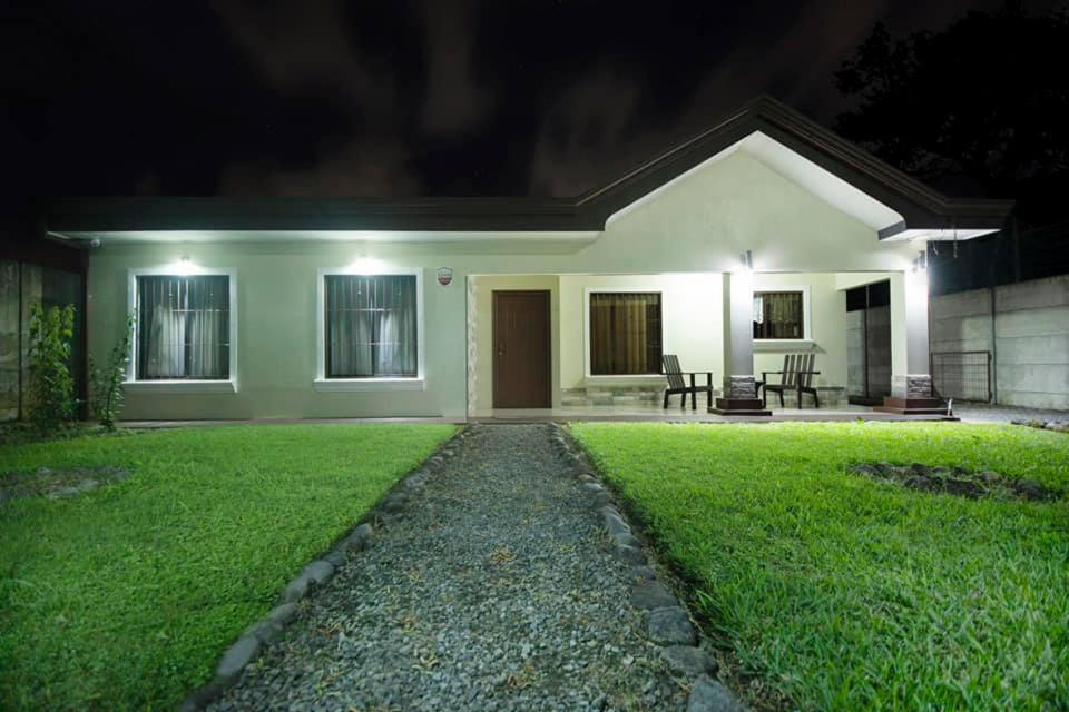 Elegant Villa In La Fortuna With Spacious Backyard Plus Very Private Pool & Parking Exterior foto